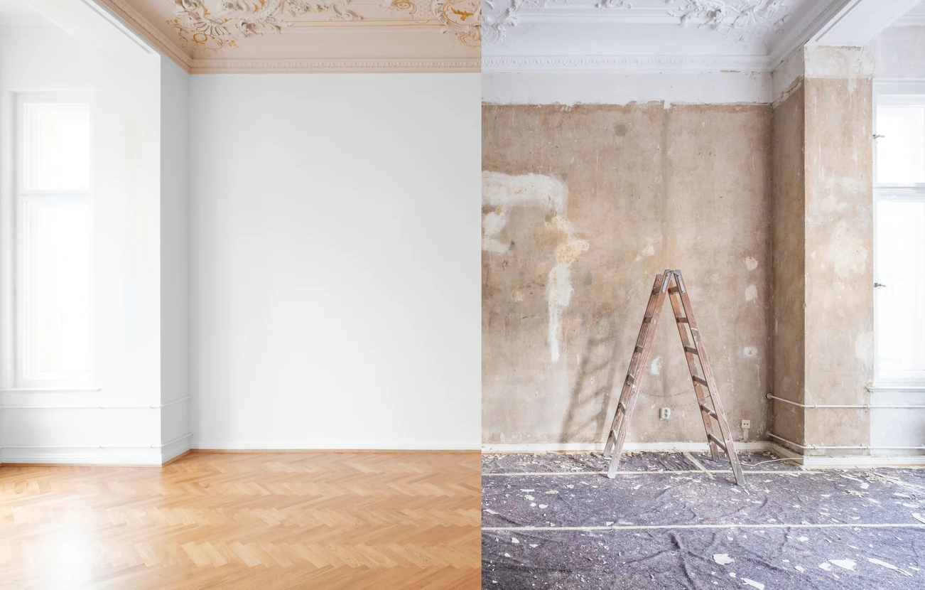 Intérieur en cours de rénovation avec contraste saisissant entre zone achevée et zone en travaux