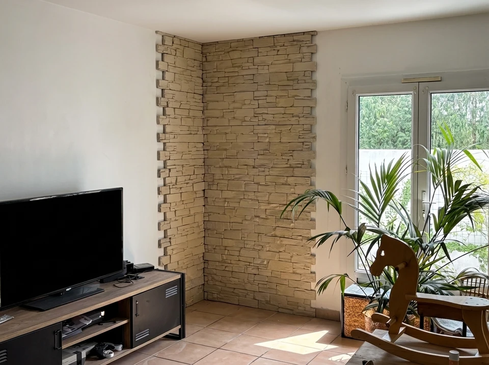 Conception de cuisine d'une maison, carrelage porcelien et faux plafond et &eacute;tag&egrave;re d&eacute;coratifs