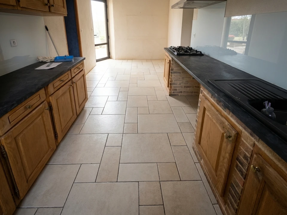 Salle de bain moderne avec carrelage gris marbré aux murs, carrelage imitation bois au sol