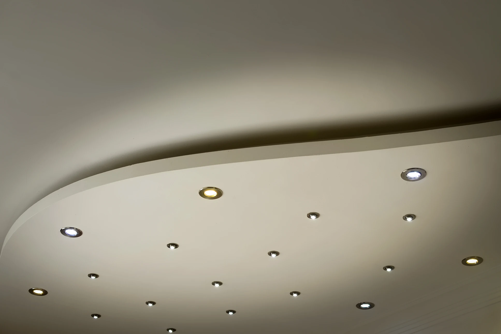 Intérieur moderne avec plafond blanc épuré présentant un éclairage architectural sophistiqué