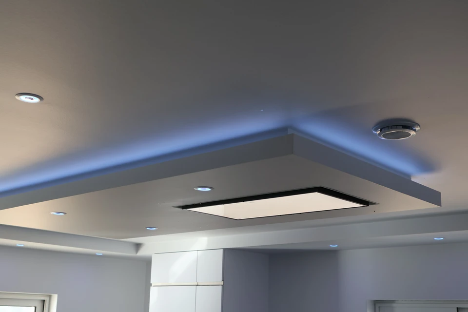 plafond modulaire avec planches à suffit, lumières qui sont reliées d'une échelle par un électricien