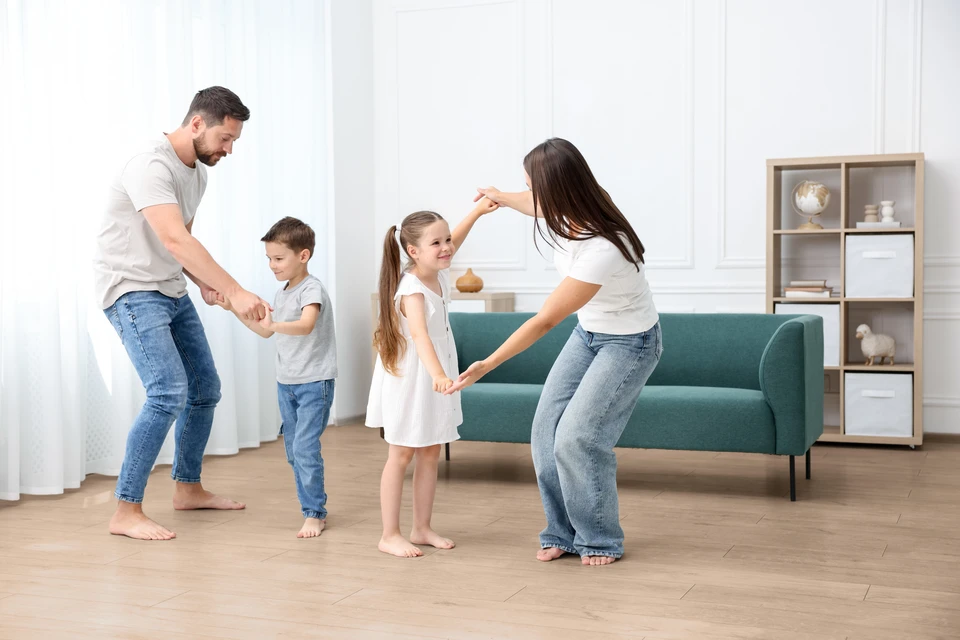 Chantier de pose de parquet en bois massif sur plancher chauffant électrique