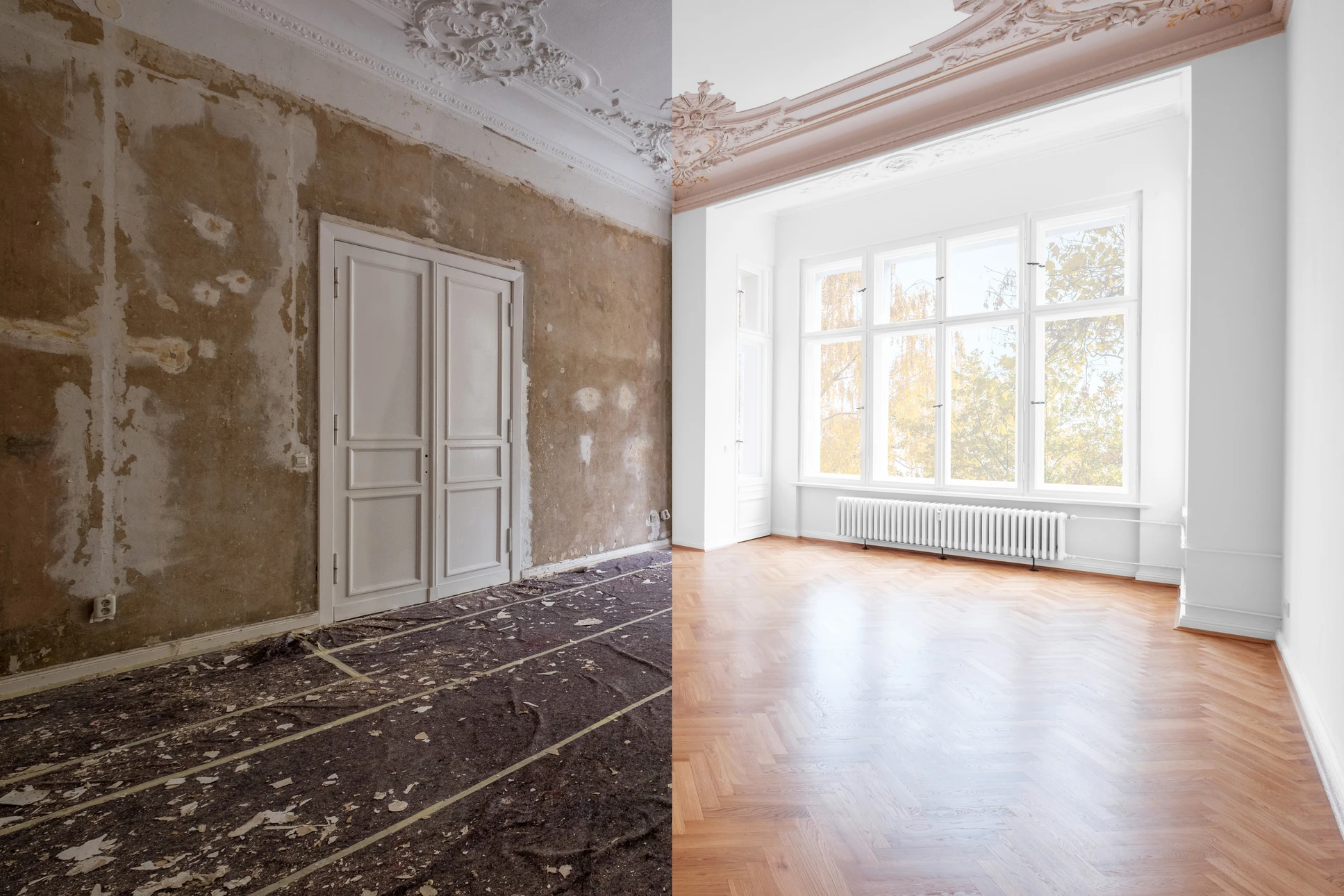 Ouvrier carreleur professionnel installant du carrelage dans une pièce en rénovation, utilisant une ventouse de pose pour positionner les carreaux blancs