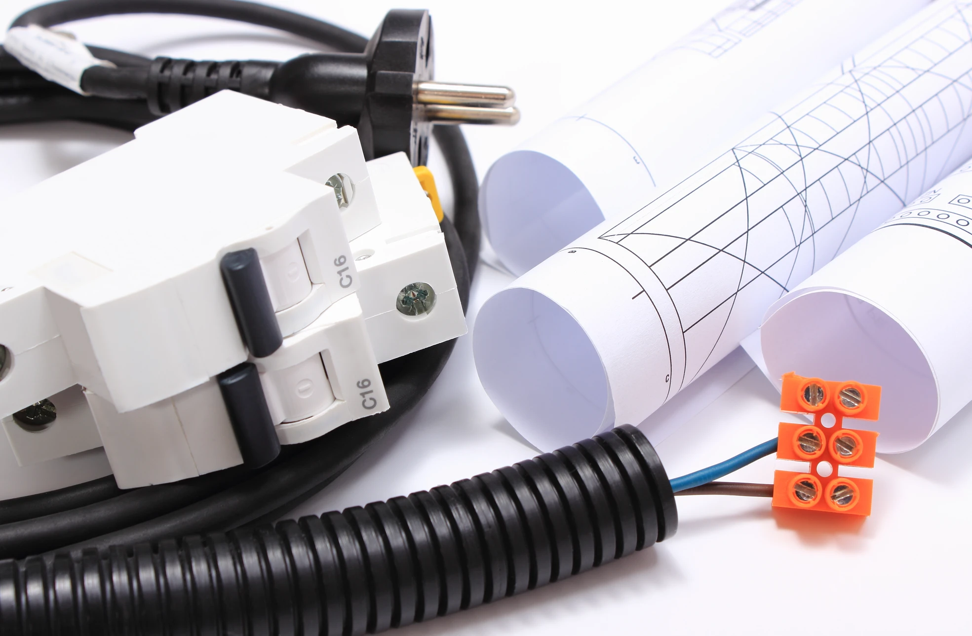 Intérieur en cours de rénovation montrant un électricien qualifié travaillant sur l'installation électrique d'une maison, avec des fils électriques à proximité, symbolisant le pilotage professionnel de chantier multi-corps de métier par MB Rénov dans un environnement résidentiel.